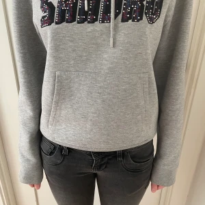 Ltb jeans - Superfina Ltb jeans i modellen Valerie! Endast använda 2 ggr så jättefint skick. Midjemått tvärs över är 35cm och innerbenslängden 85cm💕