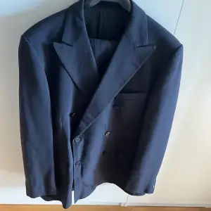 Mörkblå kostym och byxa från Gloden Pingvin. Vintage. Storlek 52.
