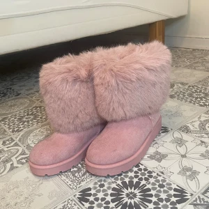 Pälsboots - Boots med fuskpäls från Fashion Nova.  Stl 38  Aldrig använda