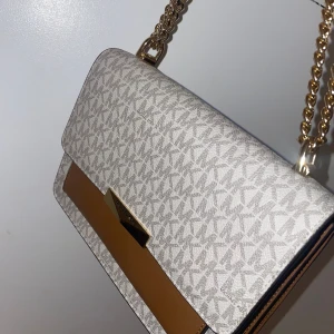 Michael kors väska - Michael kors väska. Ny. Vit/brun. 
