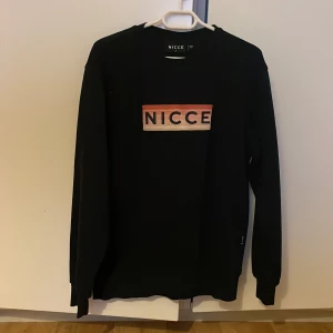 Sweatshirt  - Säljer den på grund av att den är för liten! Köptes i London föra sommaren.