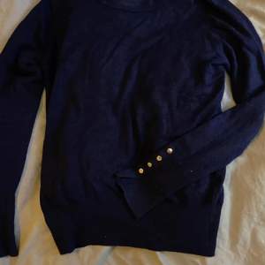 Säljer denna superfina tröja ifrån Zara med guldiga knappar på armarna💙 Tröjan är i storleken M Hör av er vid frågor💙
