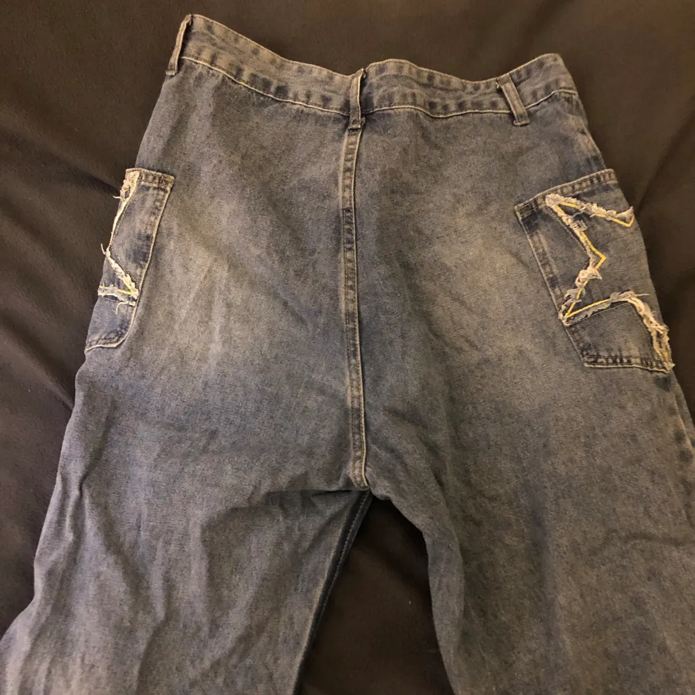 Storlek large, Lite Y2K såkallade ”mamma jeans”. Med hål på knäna, en hyfsat lång riva är i hålet som jag tidigare försökt sy ihop med mina limited skills, (lätt att fixa om man kan sy). Står tyvärr inget märke på dom.. Jeans & Byxor.