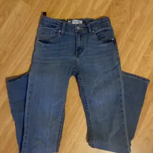 Så fina jeans verkligen i bra skick 🫶🏻😎 storleken är oklart  