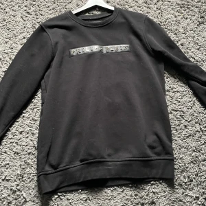 Philipplein  - Säljer denna Philipplein tröja den är äkta köpt på NK storlek L men passar som en M bra skick 