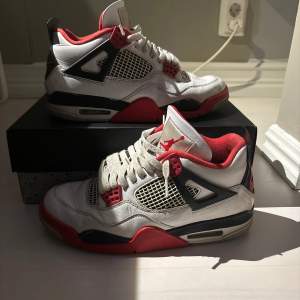 Ett par äkta Jordan 4 Fire reds från 2020. Relativt fint skick och inga riktiga skador förutom creasing samt några små scuffs.