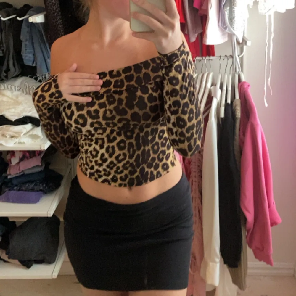 Säljer nu min leopard topp i storlek xs. Jätteskönt material och är offshoulder. Vet ej märket då de ej står!. Toppar.