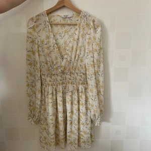 Fin sommarklänning från NA-KD - En fin sommarklänning från NA-KD! Endas använd ett fåtal gånger. Storlek 36