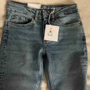 Helt nya jeans med prislapp kvar säljs pga för små, slit längs ner skriv dm för fler bilder eller frågor  Original pris 699kr