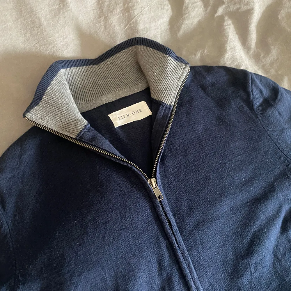 Zip tröja från märket Pier one. Storlek small, herrmodell. Mörkblå och i nyskick.  . Tröjor & Koftor.