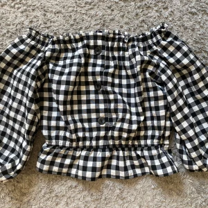 Blus  - Super söt off shoulder svart/vit rutig blus som knappt är använd.