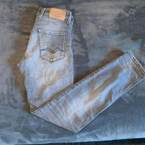 Säljer dessa snygga gråa replay jeans med snygga slitningar. Modellen anbass. Storlek 29/32. Tråden på märkeslappen har börjat lossna men det är inget som märks (syns på bild 5) 