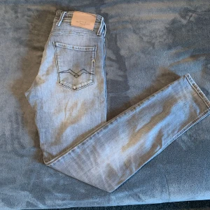 Replay Jeans - Säljer dessa snygga gråa replay jeans med snygga slitningar. Modellen anbass. Storlek 29/32. Tråden på märkeslappen har börjat lossna men det är inget som märks (syns på bild 5) 
