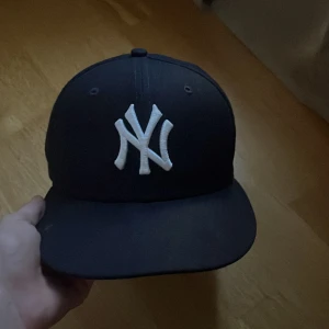 New era keps  - Storlek 7 som är 55,8cm Navy blue  Nästan helt ny säljer för fel storlek 
