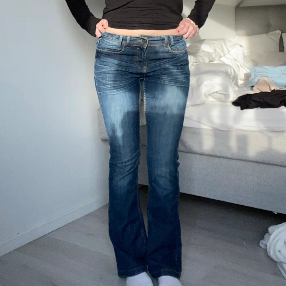 Supersnygga mörka lågmidjade jeans❣️innerbenslängd 78 cm och midjemått 36 cm:). Jeans & Byxor.