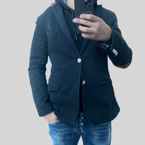 Kavaj Massimodutti  - Säljer denna snygga kavajen perfekt nu till sommarens alla fäster och högtider som kommer. Vid frågor och funderingar skriv gärna! 