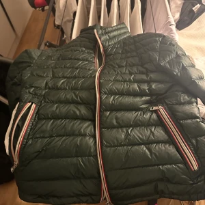 Moncler jacka - 8/10 skick storlek 2 motsvarar s eller xs  För mer info pm 