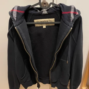Burberry zip up  - Storlek M  Använd 1 gång  
