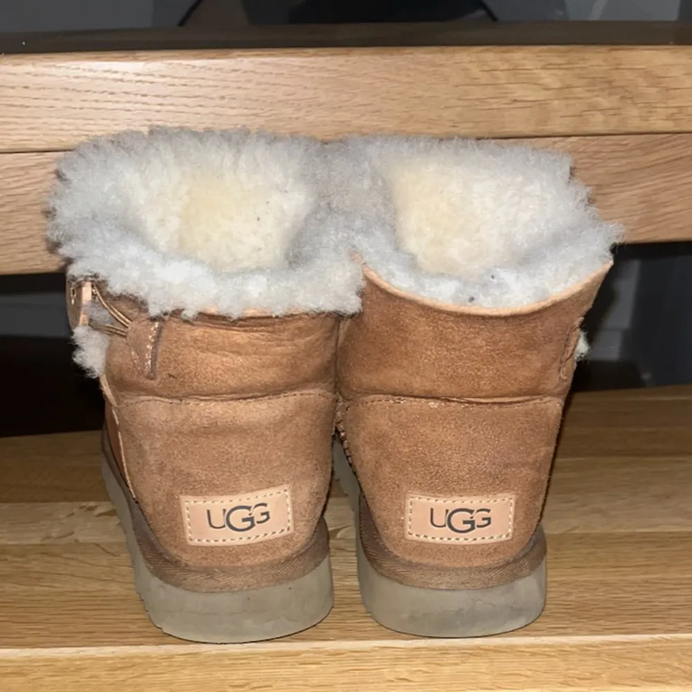 Säljer nu mina uggs eftersom de inte passar längre skorna är endans använda en vinter och är köpta för 2200. Skor.