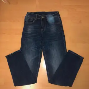 Jeans ifrån okänt märke i storlek XS-S. I gott skick!  För mer info eller bilder på, kontakta mig 🤗