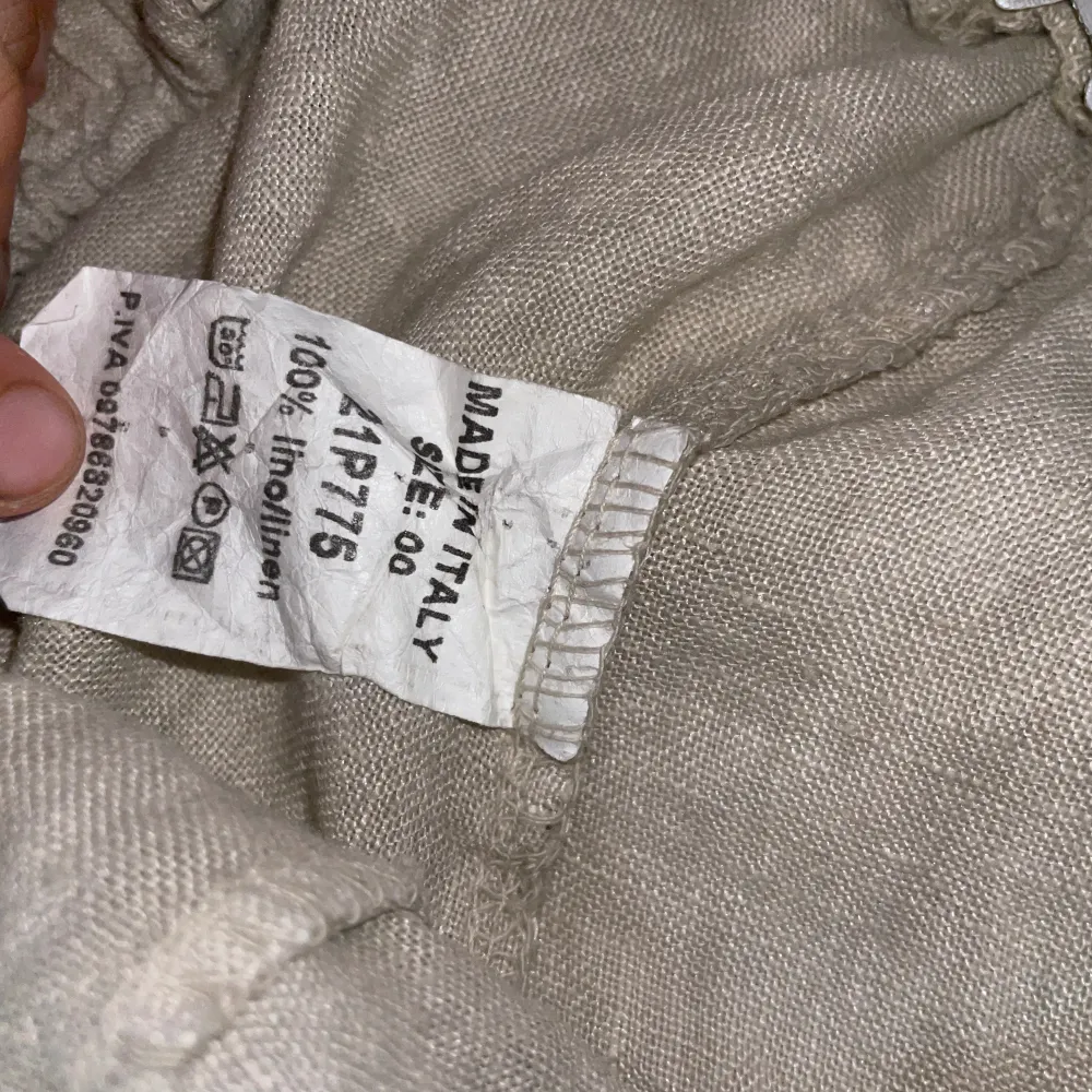 100% linne. storlek S-M vet ej vad det är för märke men det står ”Made in italy” . Jeans & Byxor.