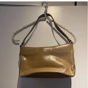En ljus brun basic handväska med blåt inuti👜🟤. Välbehållen väska, köpt för ungefär 200kr 💐💕