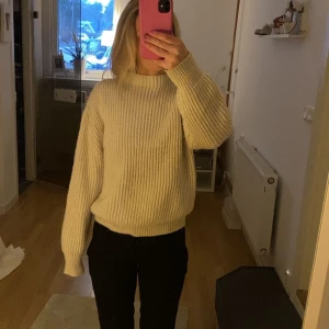 Stickad tröja  - Fin stickad tröja från NAKD!  Säljer pågrund av att den inte kommer till användning💗använd men i bra skick!