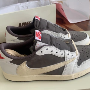 Jordan 1 x Travis Scott - Säljer dessa Jordan 1 Low X Travis Scott. Helt nya, alla orginaltillbehlr följer med. Kvitto följs med! 