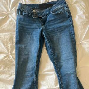 Säljer dessa helt nya vero moda jeans, prislappen är kvar. De är i storlek S och längd 30. Passar perfekt för mig som är 165cm💓