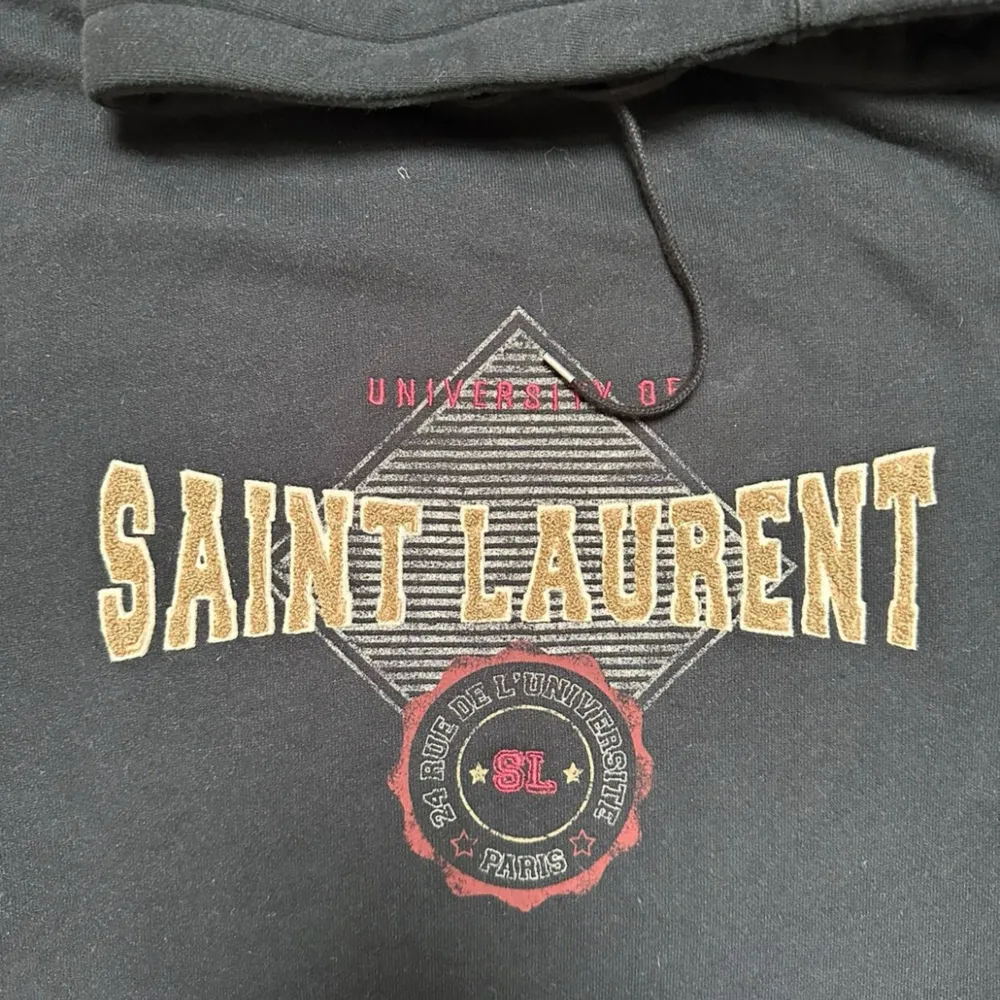 Säljer denna väldigt sköna Saint Laurent hoodie i perfekt skick Skriv gärna om du undrar något🙌. Hoodies.