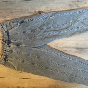 Säljer dessa feta jeans från asos jag köpte 2020. Riktigt feta och baggy washed denim.