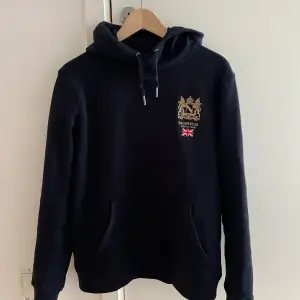 Skön Mörkblå Morris hoodie i nyskick. Endast använd ca 2 gånger.   Nypris:800kr