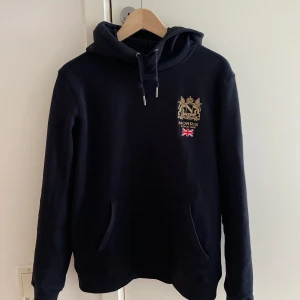 Morris Hoodie! - Skön Mörkblå Morris hoodie i nyskick. Endast använd ca 2 gånger.   Nypris:800kr