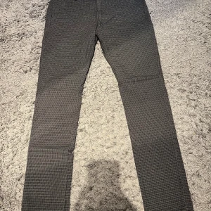 Dondup Chinos - Säljer mina Dondup byxor då dom ej kommer till användning i storlek 32, endast använda 2 ggr