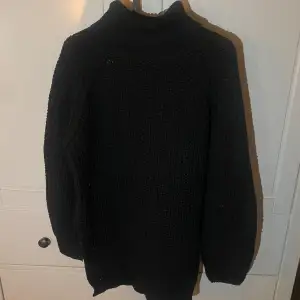 svart stickad tröja som aldrig används för den inte passar, så den är i fint skick