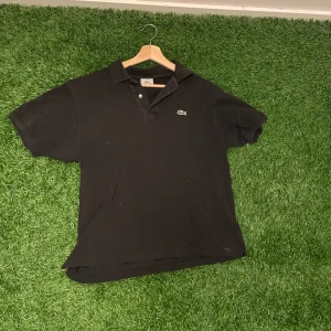 Piké tröja  - Säljer nu min piké tröja. Den ser lite smutsig ut. Detta är då jag inte tvättat den på ett tag. Samlat mycket dam i garderoben. Därför måste jag säga 7/10 skick. (Som kan förbättras) pris kan diskuteras 