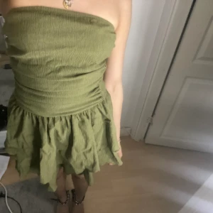 Grön klänning  - Använd 2 gånger , as stretchig så passar en 34/36 skulle ja säga - är 160cm för referens s