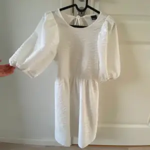 Super fin vit klänning med öppen rygg perfekt till studenten eller skolavslutning