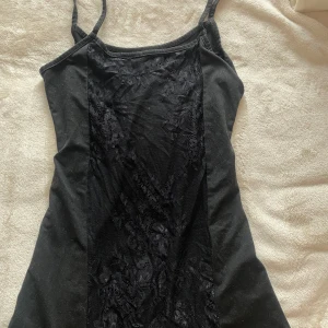 Nattlinne med spets rygg - Nattlinne av skönt bomulls material som andas. Har transparant bakdel med spets. Är i storlek M men skulle även kunna passa en S. Är i gott skick då den endast har används en gång. 