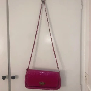 rosa väska - så sjukt fin väska som får plats med så mycket!! säljer pga har för mönga och behöver göra mig av med lite väskor men denna är verkligen så fin, har använt den några gånger men den har inga söndriga ställen osv💓