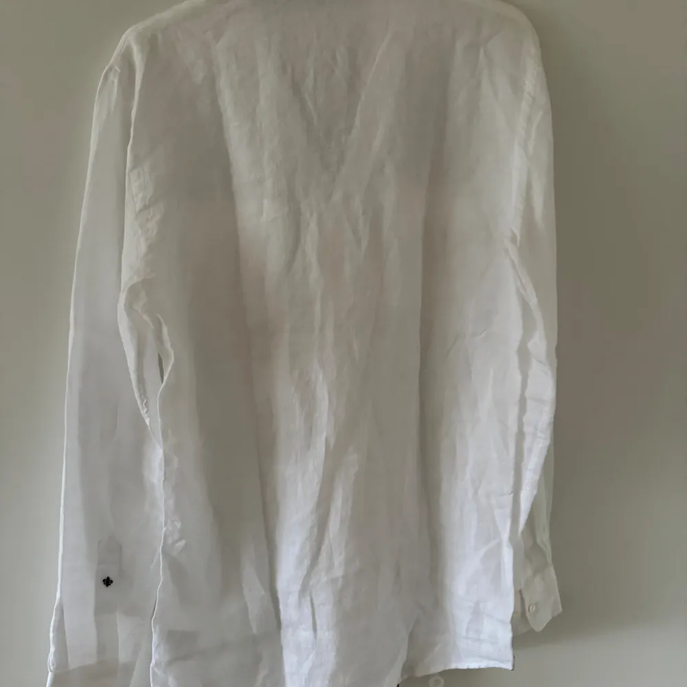 Säljer denna helt nya Morris linneskjorta. Nypris 1495kr säljer för endast 599. Den är i storlek M(39) och sitter tts. Den är perfekt nu till våren och sommaren och går att använda som både skjorta och overshirt. Hör av dig vid några frågor.. Skjortor.