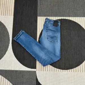 storlek 28/32 snygga Replay jeans, med fin wash, i ett snyggt skick, hör av er vid frågor samt övriga funderingar 