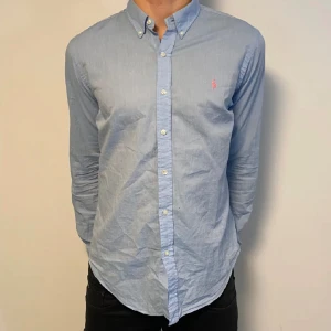 Polo Ralph lauern skjorta  - Hej! Säljer nu denna nästan helt nya polo Ralph lauern skjortan. Modellen är 188cm och väger 80kg Nypris 1500kr