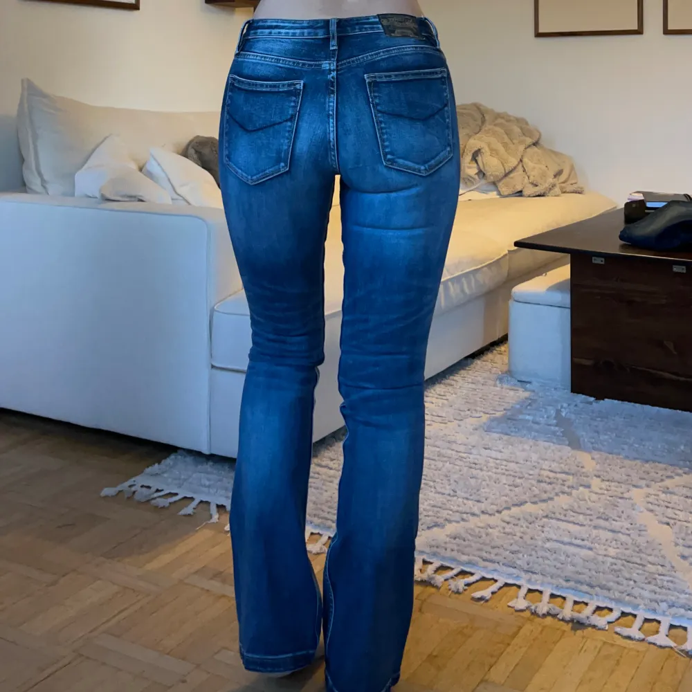 Fina jeans som är använda endast fåtal tillfällen.. Jeans & Byxor.