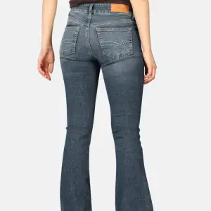 Helt nya bootcut low waist jeans använda en gång!🌸 Köpta för 599:-