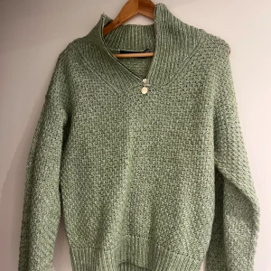 Stickad tröja - Fin stickad tröjan ifrån vero Moda, som inte kommer till användning längre. Fint skick! 💚💚💚