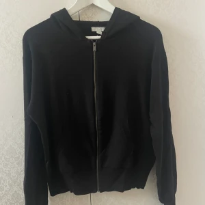 Ziphoodie - Svart Ziphoodie i skönt material 
