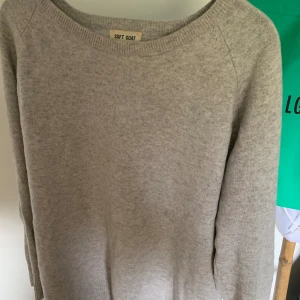 Soft gott tröja - Säljer den riktigt sköna soft goat tröjan i 100% kashmir. Har behövt sy igen ett hål hos en skräddare, därför lapparna(båda ärmar). Annars bra skick. Kom privat vid frågor 