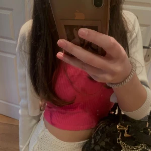 söt rosa Zara topp - säljer söt och somrig zara topp med inga deflekter och använd fåtal gånger 💕