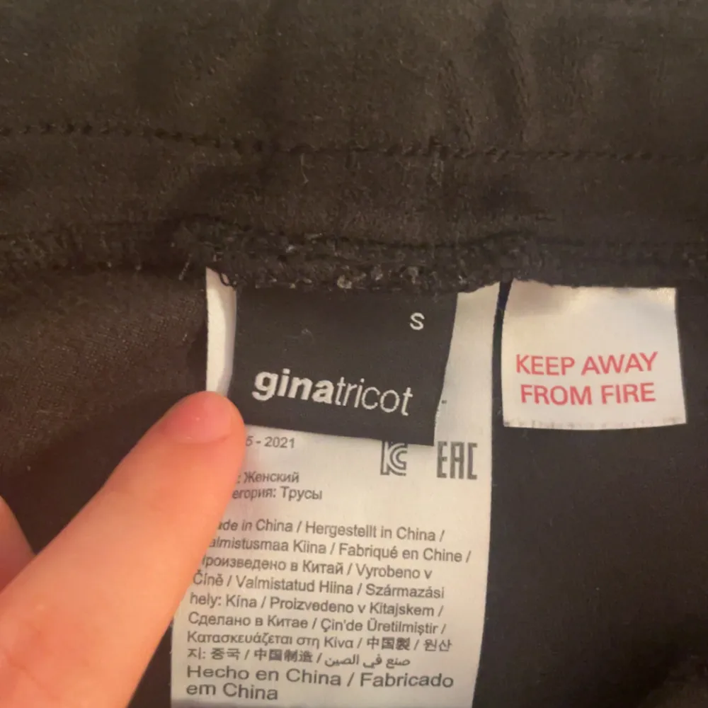 Hej säljer dessa mjukis byxor ifrån Gina tricot ny pris på dessa är 300 dom är använda 2 gånger dom är inte slitna ❤️. Jeans & Byxor.